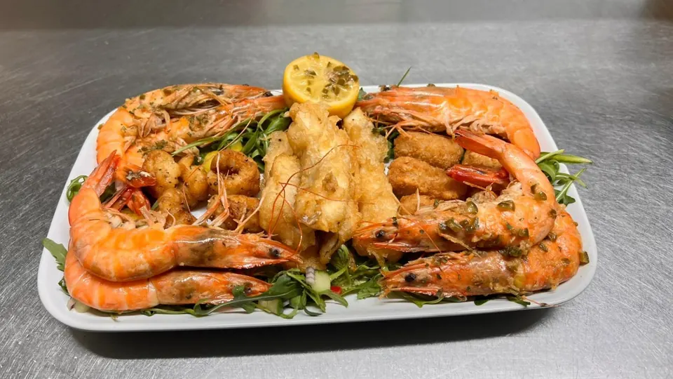 A platter of king prawns with lemon and rocket
